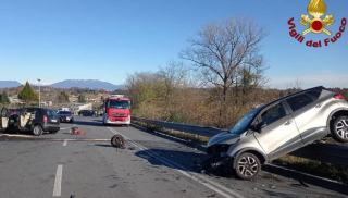Paruzzaro . scontro frontale in via Borgomanero, traffico bloccato e due persone in ospedale