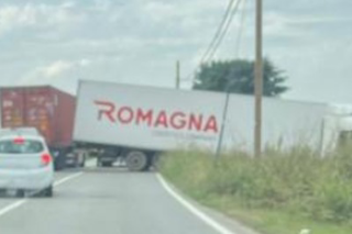 Casalino - Statale 11 chiusa per ore per recupero di un mezzo pesante