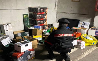 Biandrate – Ruba prodotti Lidl dai bancali: arrestato autista, in casa un “magazzino” da 6mila euro
