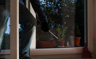 Novara - Razzia in villa durante l’assenza dei proprietari: portati via gioielli e monili