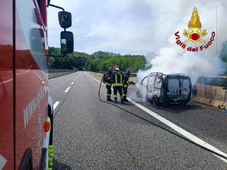 Meina - Incendio sulla A26: vigili del fuoco in azione