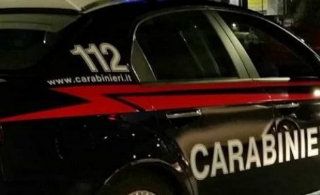 Borgomanero - Ruba due giubbotti in un pub e minaccia un cliente con una bottiglia: denunciato 33enne