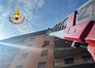 Novara - Soccorso al quinto piano: intervengono i Vigili del Fuoco