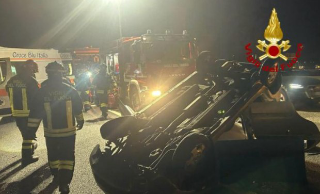 Biandrate – Auto si capovolge sulla A4: conducente estratto dai vigili del fuoco