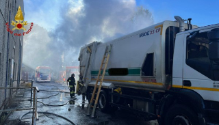 Novara - Incendio a un camion dei rifiuti in via Fauser: nessun ferito
